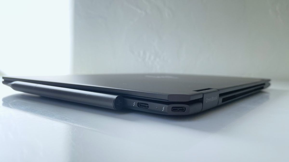 Close up of the ports on the right corner of the HP Omnibook Ultra Flip 14