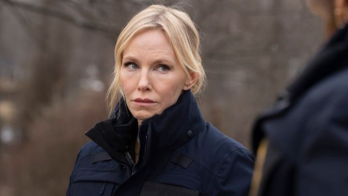 Kelli Giddish as Amanda Rollins in a coat in Law & Order: SVU season 26 episode 20