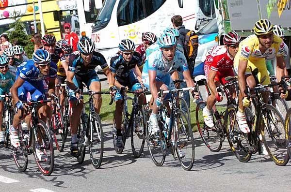 Stefan Schumacher (Gerolsteiner) in the center is attentive towards the end.