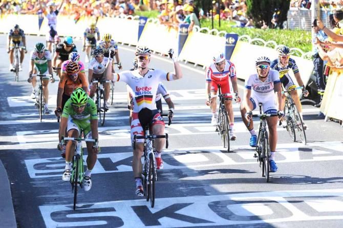 Andre Greipel (Lotto Belisol) beats Peter Sagan and Marcel Kittel.