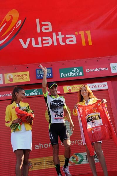 Juan Jose Cobo (Geox-TMC) arrives on stage to receive the leader's jersey.