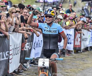 Emily Batty (Trek Factory Racing) wins