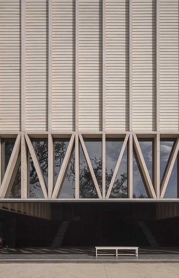 Teatro Pangupulli que muestra detalles exteriores de la estructura de madera.