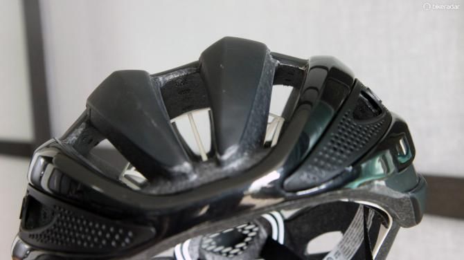 While some helmets opt for a very straight pathway for incoming air, Giro stil prefers to 'wrap' the paths around your head