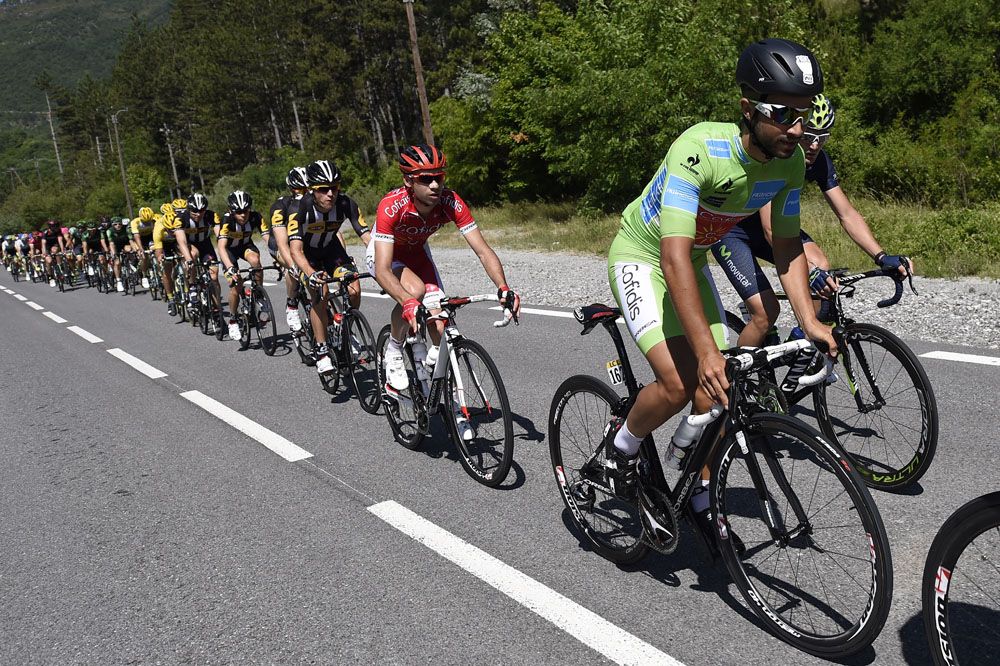 The peloton strings out