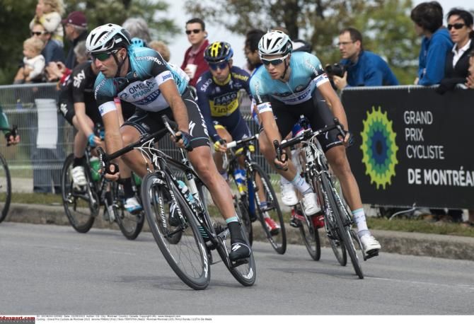 J&eacute;r&ocirc;me Pineau leads the bunch around a corner