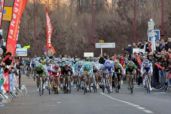 The peloton winds up for the final dash.