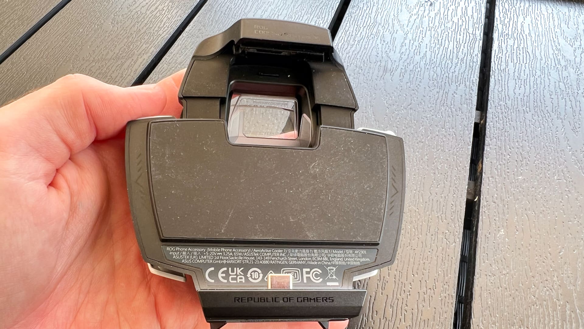 Asus Rog phone 7 och Aerocooler 7 på svart bord