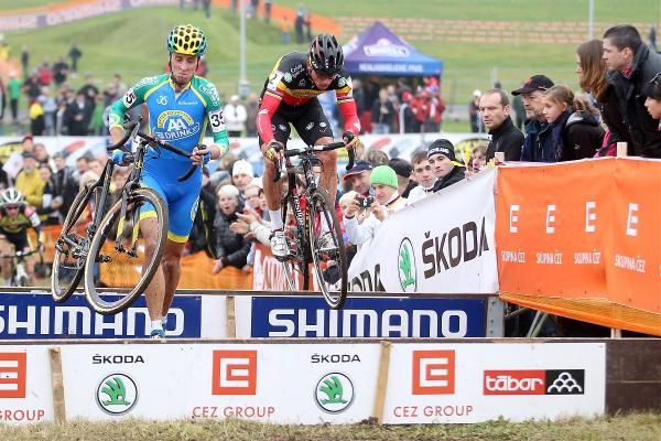 Sven Nys (Landbouwkrediet-Euphony) hops the barriers while he tries to regain contact with the front of the race.