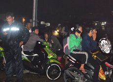 Indonesians in Padang flee for ohigher ground following a tsunami