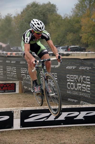 Jeremy Powers (Cannondale - Cyclocrossworld.com) wows the spectators by bunny hopping the barriers.