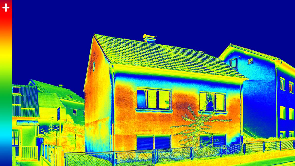 thermal imaging picture of house showing heat loss on walls