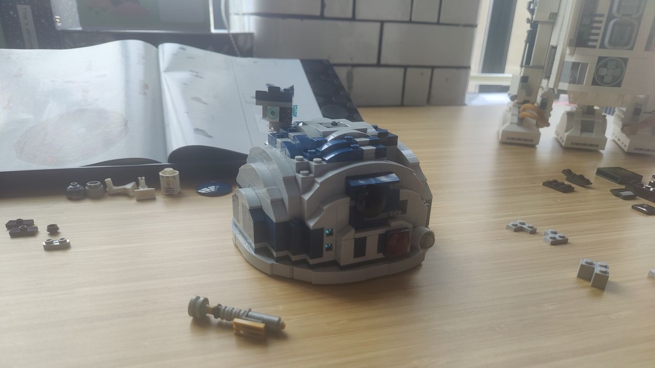 Lego Star Wars R2-D2 75308_Head build in progress 2