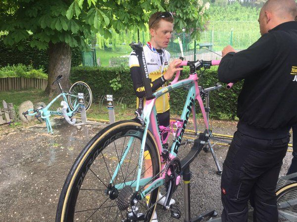 The LottoNL-Jumbo mechanics tend to Steven Kruijswijk's Bianchi Oltre XR2