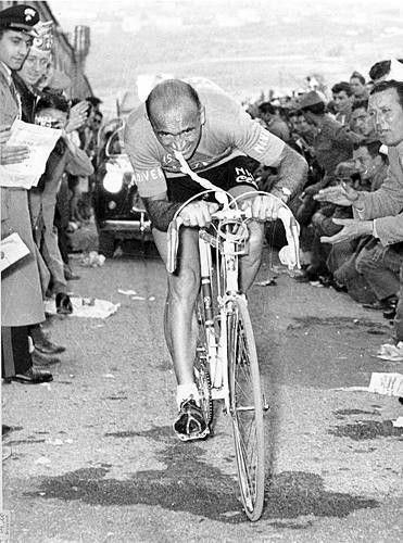 1955: Magni, with a broken collarbone, using a latex tube from a tire that his mechanic Ernesto Colnago rigged to help him pull on the handlebars