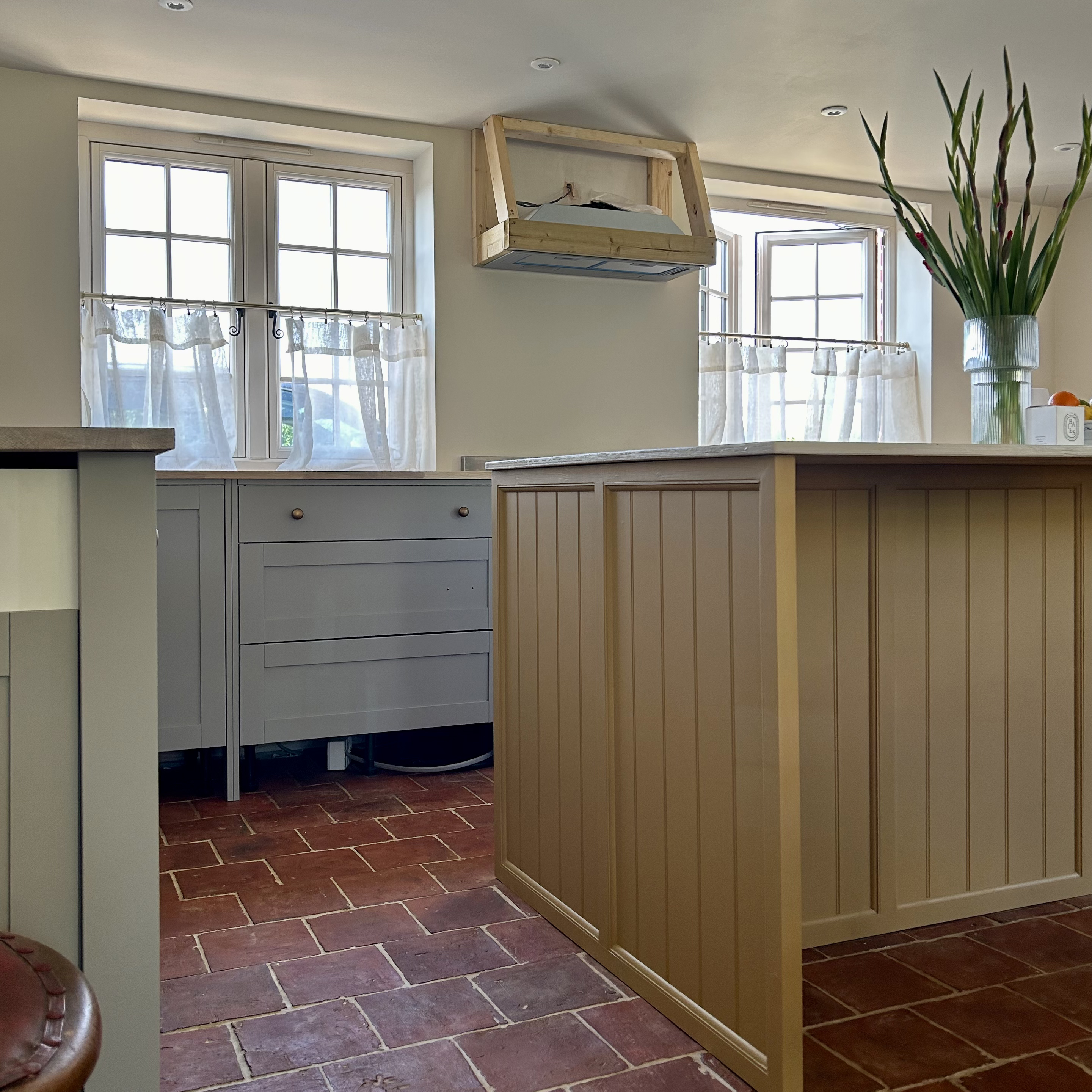 shaker kitchen without handles on the cupboards