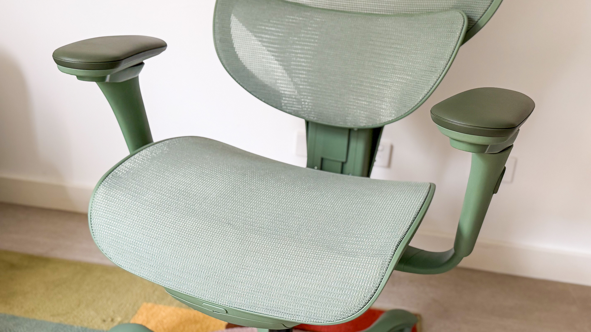Seat pan and widely placed armrests on the ErgoTune Vesby office chair