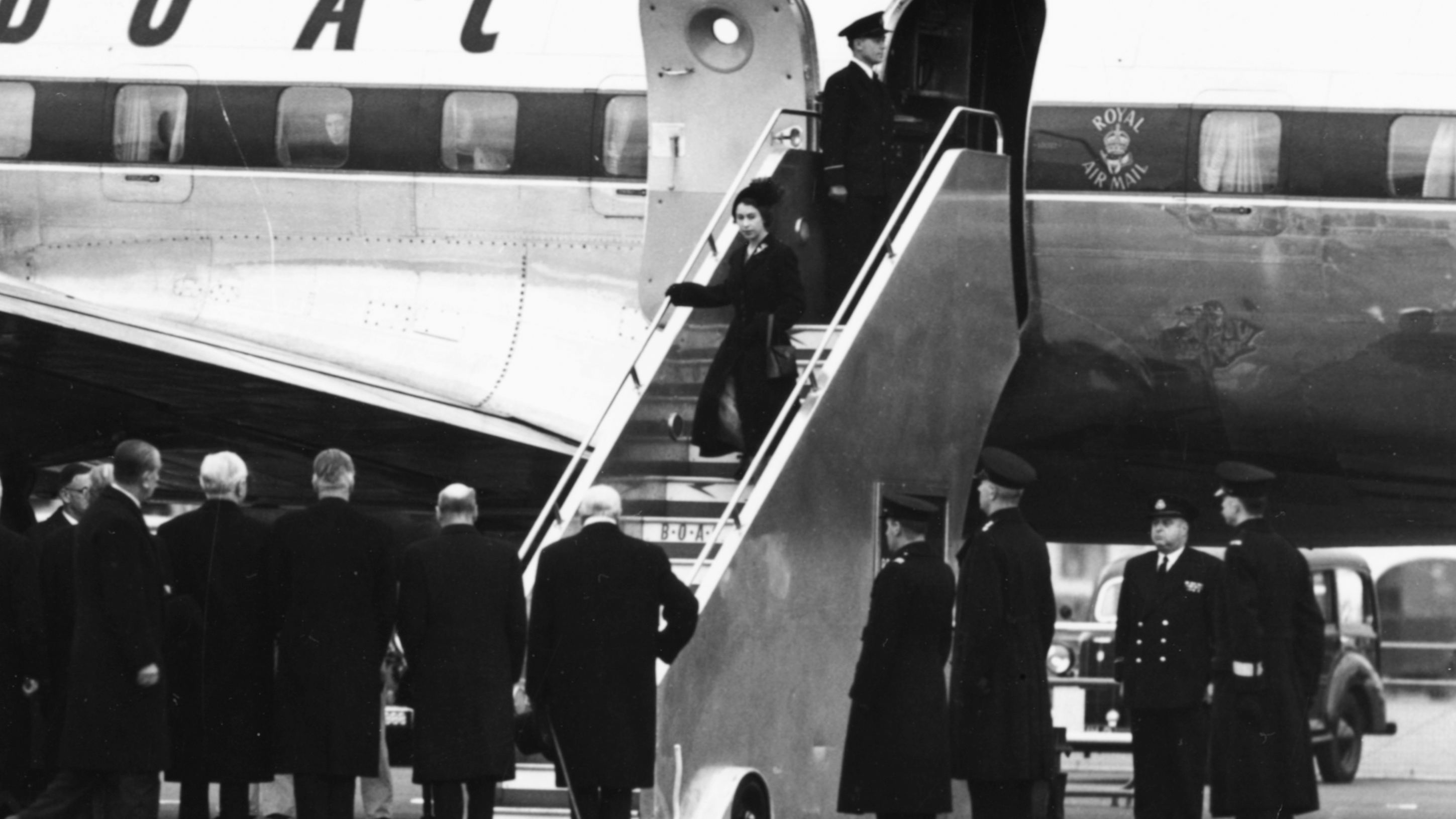 Queen Elizabeth II and Prince Philip, the Duke of Edinburgh, leaving their BOAC airliner as they return from Kenya following the death of King George VI and Elizabeth&#039;s accession to the throne, London, February 7th 1952