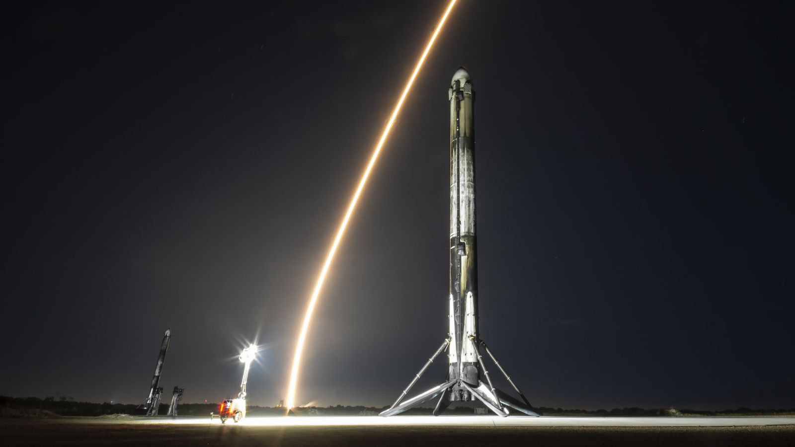 Un cohete Falcon 9 espera en una plataforma de lanzamiento en Florida para convertirse en el lanzamiento número 98 y último de SpaceX en 2023 el 28 de diciembre.