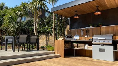 如何设计一个户外厨房:带现代露台和用餐区的覆盖厨房空间