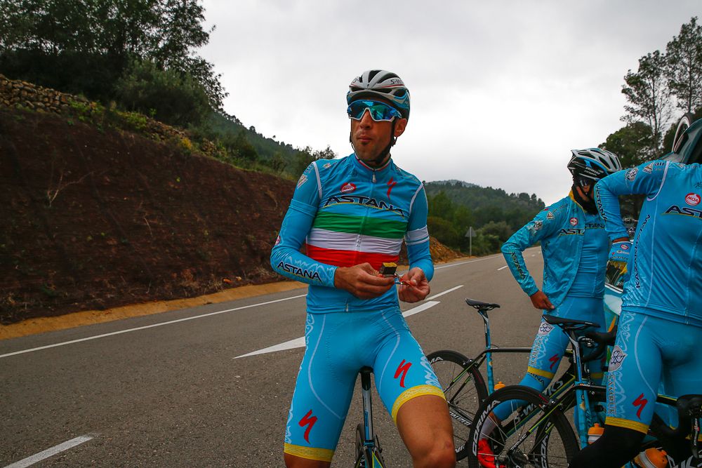Vincenzo Nibali enjoys lunch