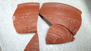 Une partie de la poterie découverte sur le site.