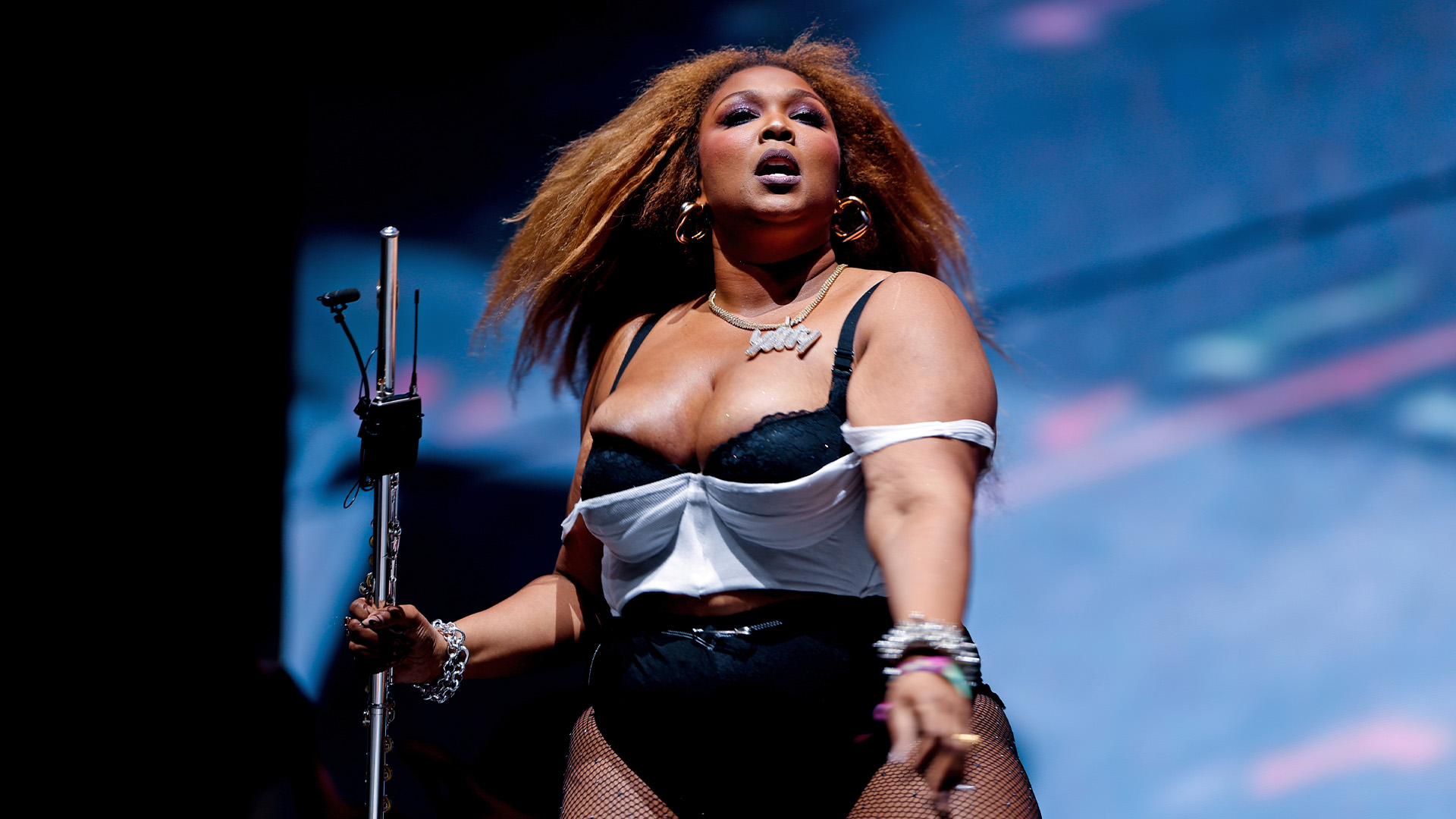 Lizzo perfrmoning on stage