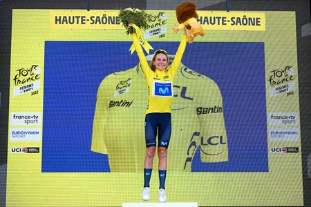 Annemiek van Vleuten poses as the winner of the 2022 Tour de France Femmes
