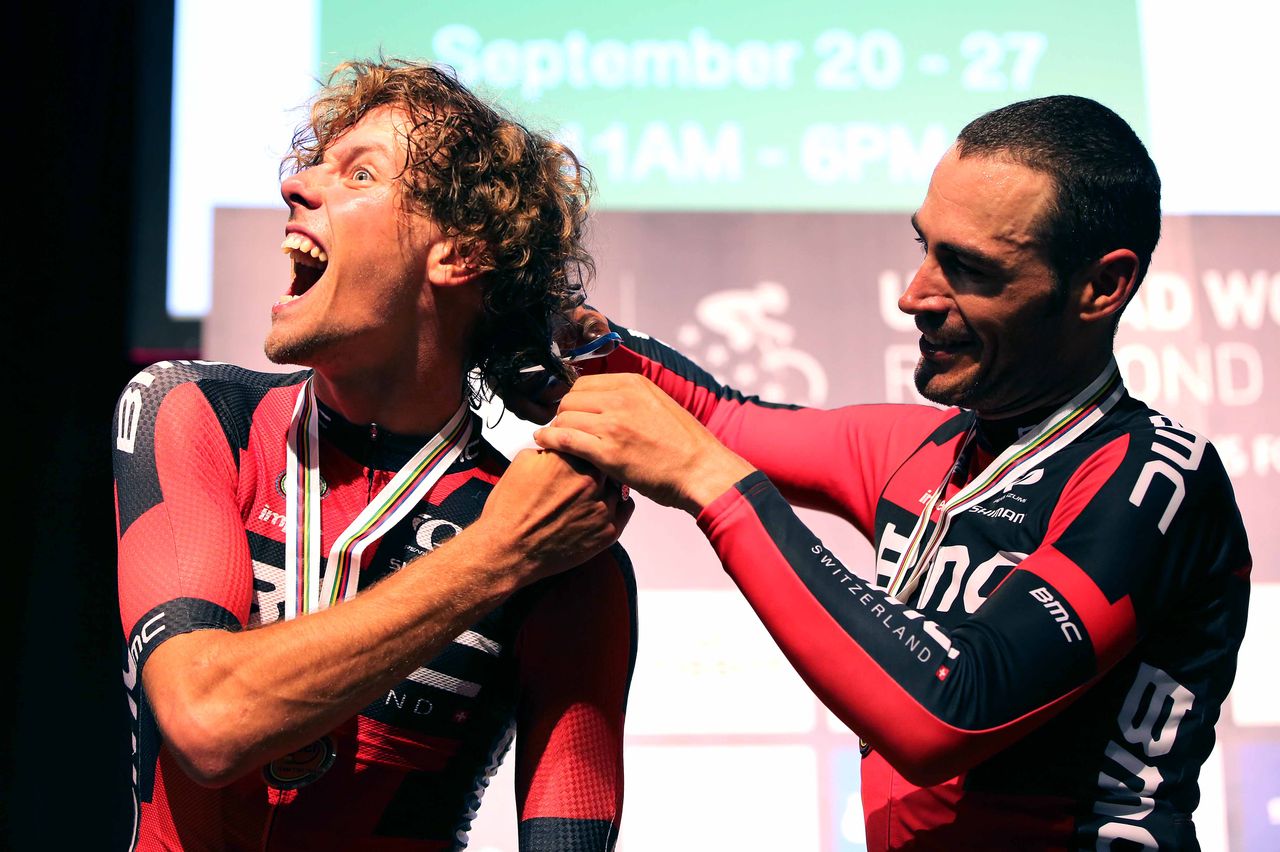 Manuel Quinziato gives Daniel Oss a hair cut on the podium