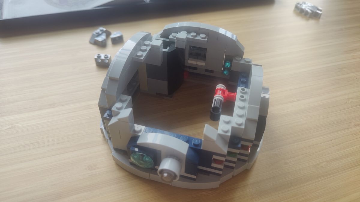 Lego Star Wars R2-D2 75308_Head build in progress 1