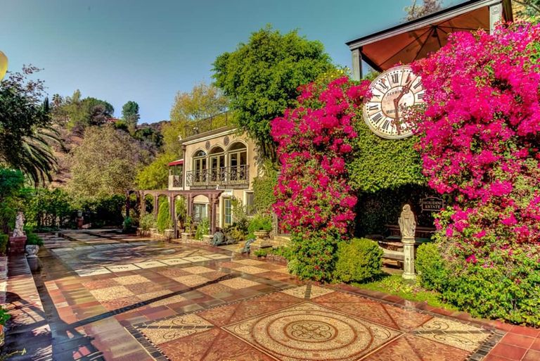 Airbnb Houdini Estate