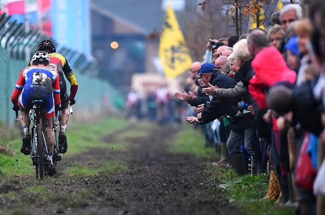 Sven Nys (Crelan-AA Drink) chases with Lars van der Haar