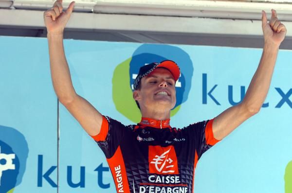 Luis Le&oacute;n S&aacute;nchez (Caisse d'Epargne) celebrates on the podium in San Sebastian.