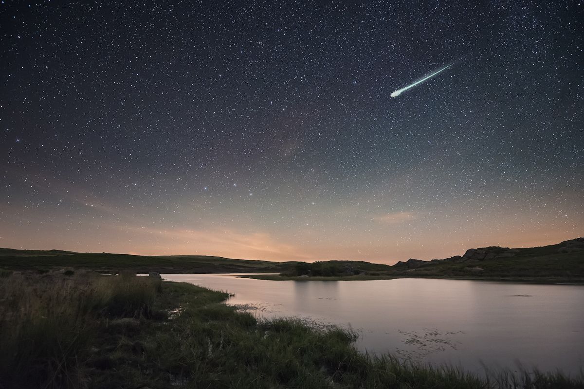 Mississippi üzerinde yanan bir ateş topundan gelen meteorlar eyalete dağılmış durumda.