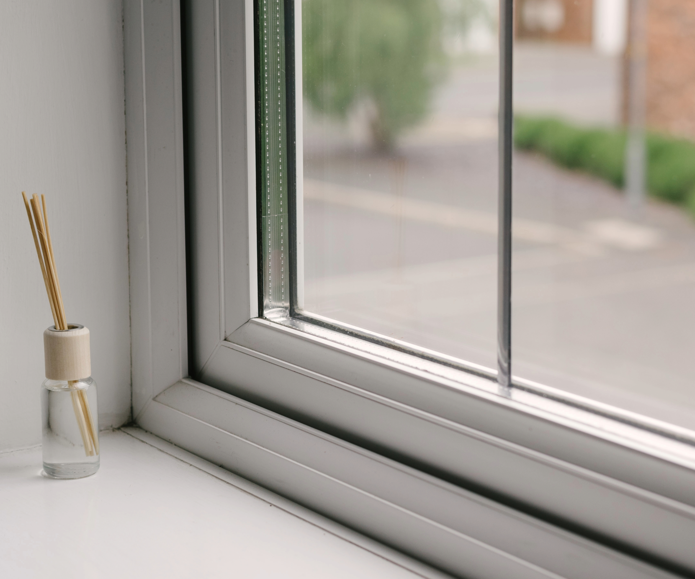 Double glazed window with a diffuser on the window ledge