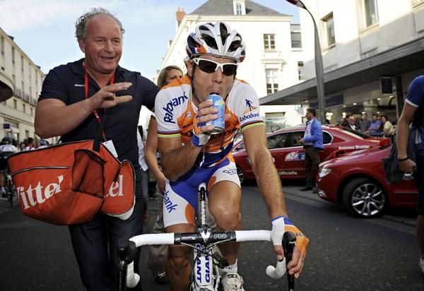 Oscar Freire has a cold one after winning Paris-Tours
