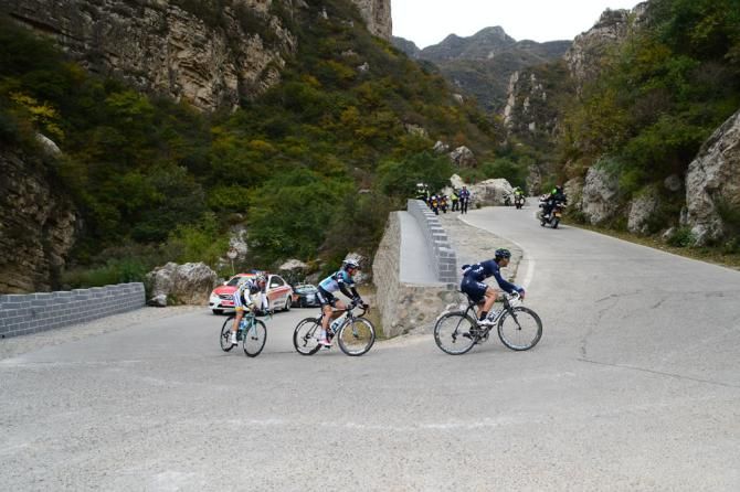 Breakaway at the beginning of the 1st KOM point