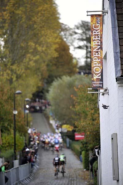 The peloton at the Koppenberg 'cross.