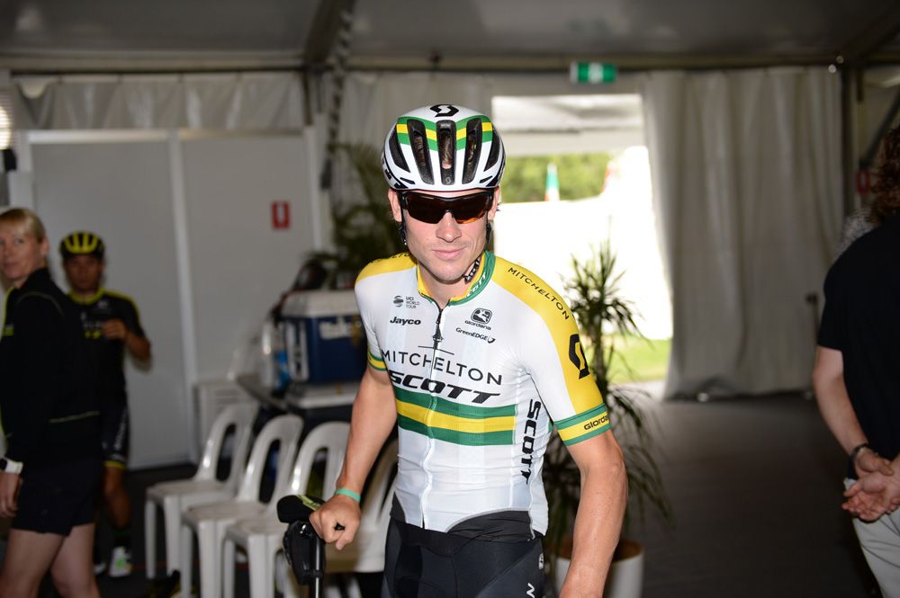 Alex Edmondson (Mitchelton-Scott) in the green and gold