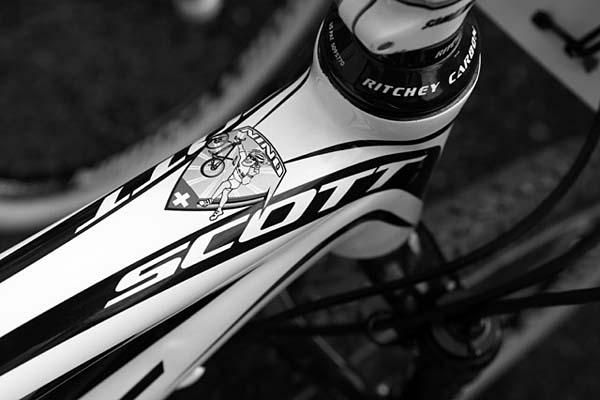 A decal on the top tube of Nino Schurter's bike.