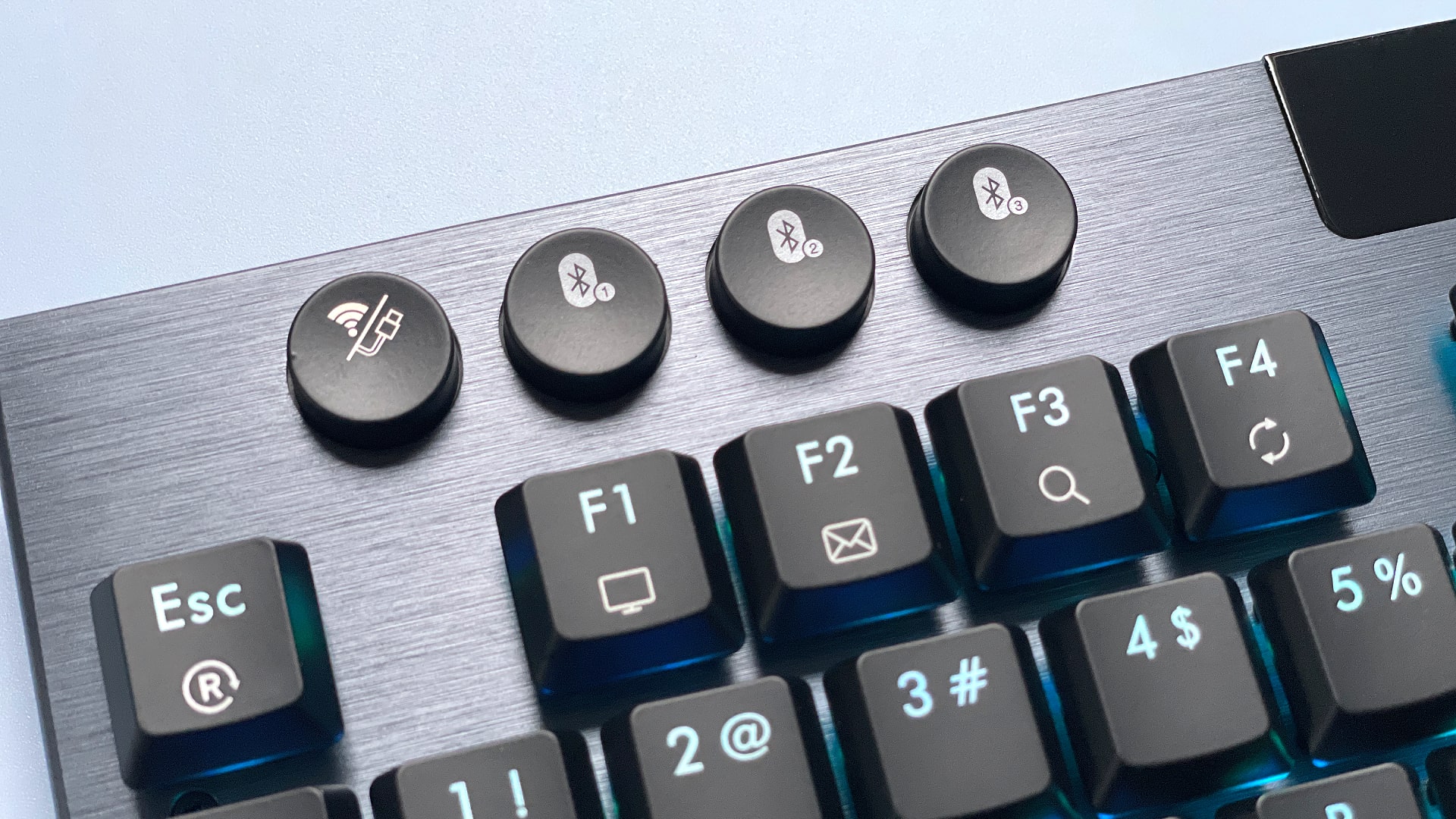 Teclado mecánico para juegos Hexgears Immersion A3 sobre fondo azul.