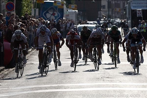 Lloyd Mondory (AG2R La Mondiale), Anthony Roux (FDJ) and Fabian Wegmann (Leopard Trek) vie for victory.