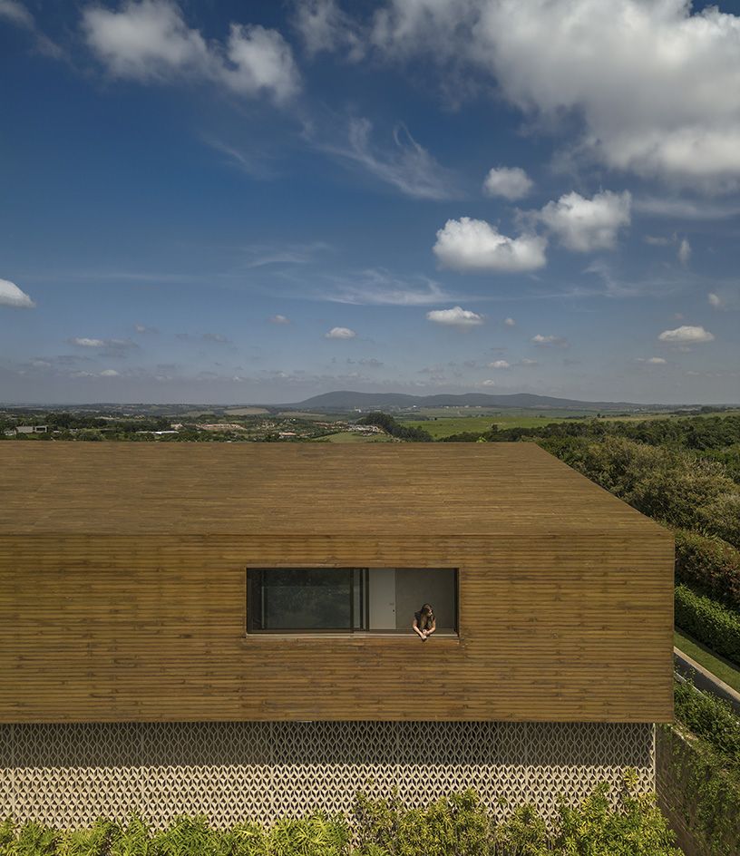 Casa Boa Vista exterior detail with person on window
