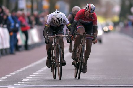 Marta Bastianelli moves towards Chantal Blaak in the sprint