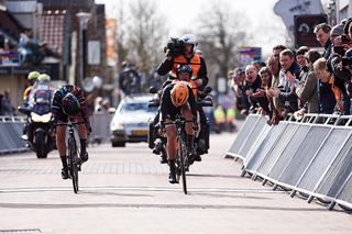 Amy Pieters (Boels Dolmans) beats Alice Barnes (Canyon-SRAM) in stage 2 at Healthy Ageing Tour