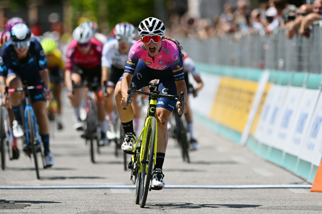 PADOVA ITALY JULY 10 Chiara Consonni wins stage 10 during the 33rd Giro dItalia Donne 2022 Stage 10 a 905km stage from Abano Terme to Padova GiroDonne UCIWWT on July 10 2022 in Padova Italy Photo by Dario BelingheriGetty Images