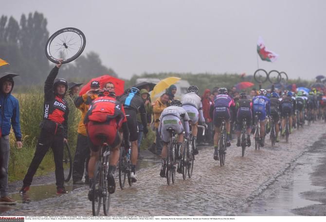 The peloton on the cobbles