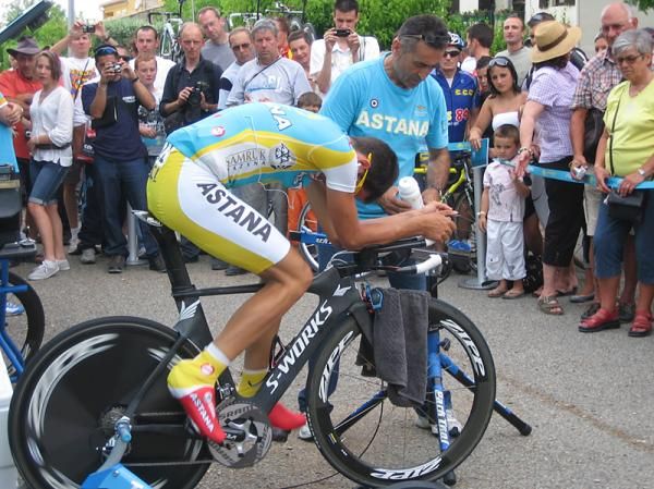 Alberto Contador attracts a big crowd to the Astana bus.