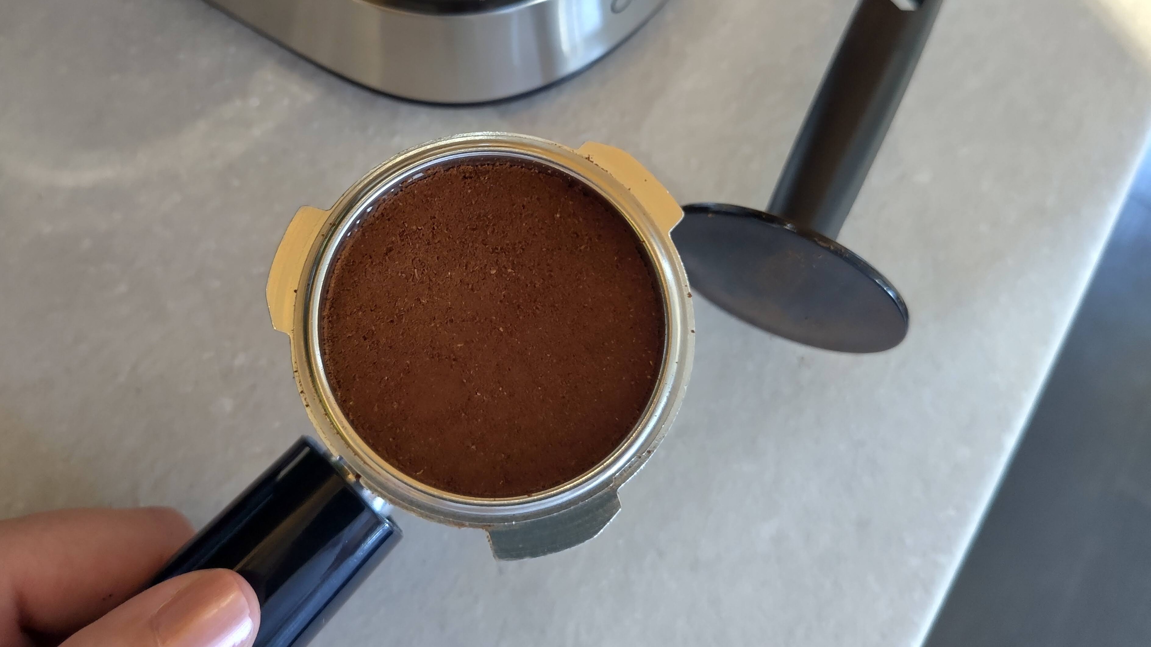 咖啡在濾籃中準備進入Casabrews 5418Pro機器
