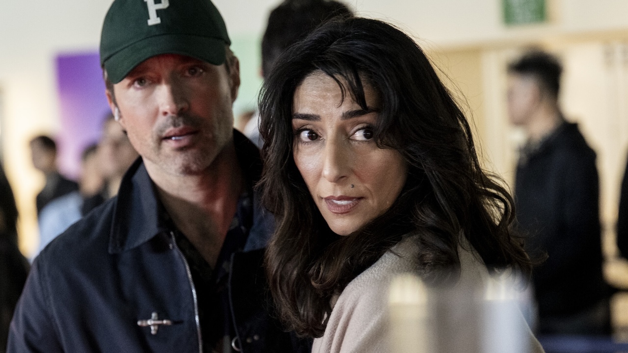 Nikki's cover being blown while escorting a witness in CIA Season 1x03